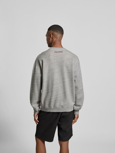 Männermodel trägt Sweatshirt mit Logo-Stitching von Dsquared2 aus grauer Baumwolle, Regular Fit, elastische Abschlüsse, Ganzkörperansicht Rückansicht.