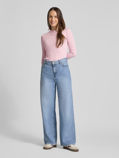 Frauenmodel trägt Slim Fit Langarmshirt aus Baumwoll-Mix von Tom Tailor Denim in Rosa, fein gerippt, unifarben, hochgeschlossen, Frill-Abschlüsse, Label Patch, Ganzkörperansicht von vorne.