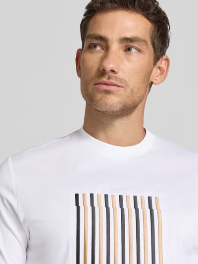 Männermodel trägt Regular Fit T-Shirt aus reiner Baumwolle Modell 'C-THOMPSON 41' von BOSS, Optik: Unifarben, Label-Stitching-Applikation, Rundhals, Kurzarm, Materialverarbeitung: merzerisiert, Nahaufnahme Oberkörper.