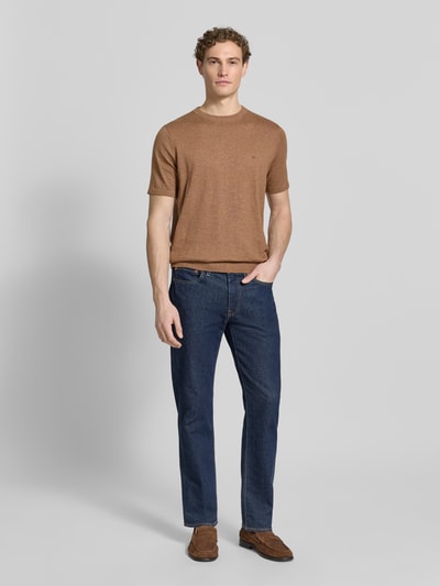 Männermodel trägt Regular Fit T-Shirt mit Leinen-Anteil in Strick-Optik von Fynch-Hatton in Braun, Baumwoll-Mix, Logo-Stitching, Ganzkörperansicht von vorne.
