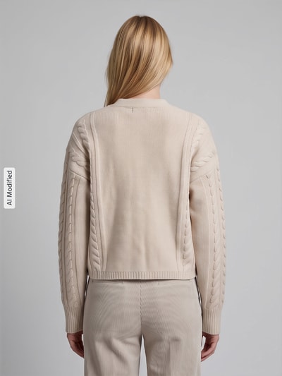 Frauenmodel trägt Regular Fit Strickjacke aus reiner Wolle Modell 'PRIMO' von Max Mara, beige, feine Rippenstruktur, Ganzkörperansicht Rückansicht, Damen Strickjacke von Weekend Max Mara, KI-modifiziertes Bild.