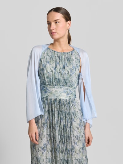 Frauenmodel trägt Semitransparenter Bolero aus fließendem Stoff von Swing aus hellblauem Chiffon, Rückenlänge 41 cm, Nahaufnahme Oberkörper.