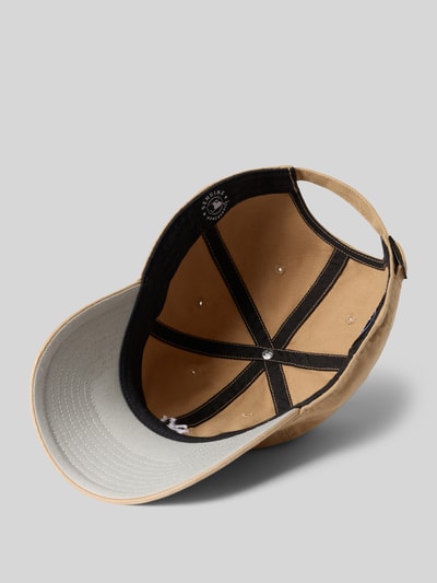 Produktfoto, Basecap aus reiner Baumwolle mit eingestickten Luftlöchern von '47, sandfarben, grauer Schirm, verstellbarer Verschluss, klassische Passform, Stickerei, Herren Accessoire