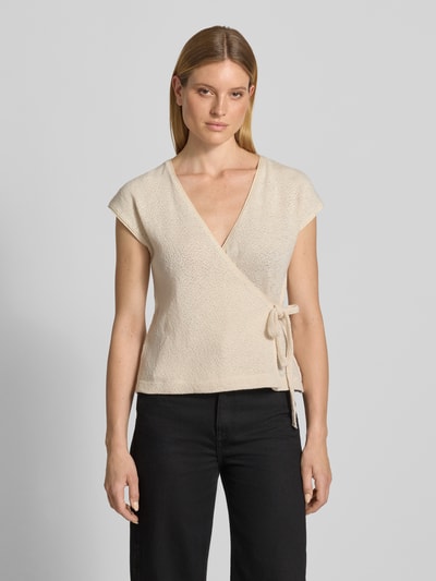 Kobiece modelka nosi Relaxed Fit Strick-Shirt aus Baumwoll-Mix od s.Oliver RED LABEL, kremowa dzianina, krój relaxed fit, widok z przodu, zdjęcie całej sylwetki.