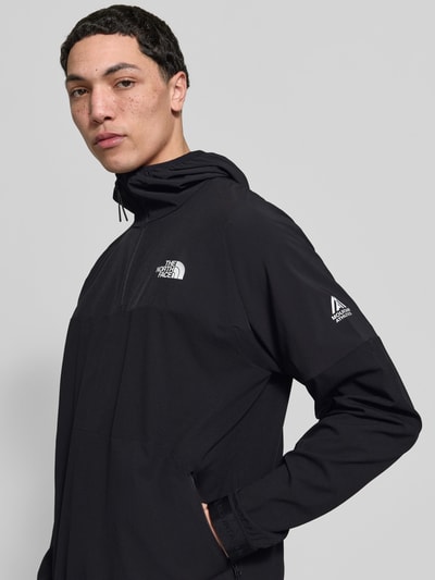 Männermodel trägt Hoodie mit Reißverschluss und Logo von The North Face in Schwarz, glatte Oberfläche, Regular Fit, Nahaufnahme Oberkörper. Rückenlänge 73 cm, Schulterbreite 50 cm, Brustweite 60 cm, Ärmellänge 76 cm.