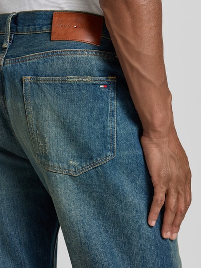 Männermodel trägt Regular Fit Straight Jeans aus reiner Baumwolle Modell 'DOVER' von Tommy Hilfiger, Herren straight fit jeans, Nahaufnahme Rückansicht.