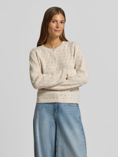 Vrouwenmodel draagt regular fit gebreid jack met eenrijige knoopsluiting model 'DOFFY' van VERO MODA, Dames, voorkant volledig lichaam