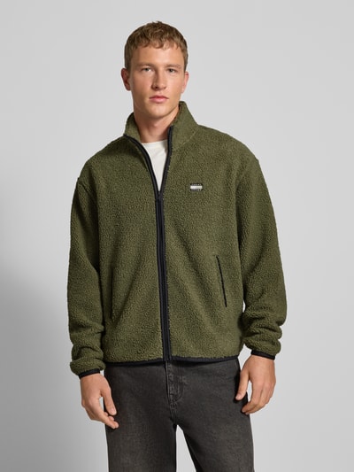 Männermodel trägt Relaxed Fit Fleecejacke in Teddyfleece-Optik von Tommy Jeans, Optik: Unifarben, Label-Stitching, Ganzkörperansicht von vorne.