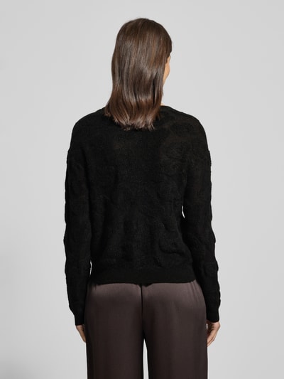 Vrouwenmodel draagt Gebreide pullover met ronde hals van Luisa Cerano, materiaalmix met alpacawol, regular fit, all-over look, ruglengte maat 36 50 cm, mouwlengte maat 36 55 cm, zwart, zachte textuur, Ganzkörperansicht Rückansicht.