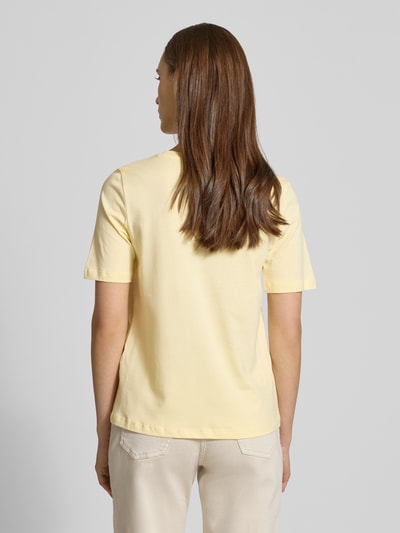 Modelka prezentuje damski t-shirt Regular Fit T-Shirt aus reiner Baumwolle Modell 'ONLY' od ONLY, efekt: jednolity kolor, okrągły dekolt, krótki rękaw, wykończenie: dżersej, 100% bawełna, widok całej sylwetki od tyłu.