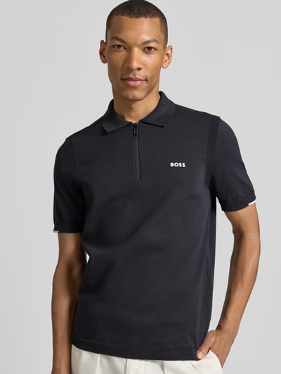 Männermodel trägt Regular Fit Poloshirt aus reiner Baumwolle Modell 'KN_EVER-X' von BOSS Green, Optik: Unifarben, Ganzkörperansicht von vorne.