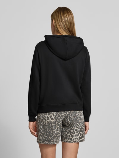 Vrouwenmodel draagt Relaxed fit sweatjack uit katoenmix model 'CHILLI' van PIECES, Dames sweatjack, zwarte stof, volledige rugaanzicht.