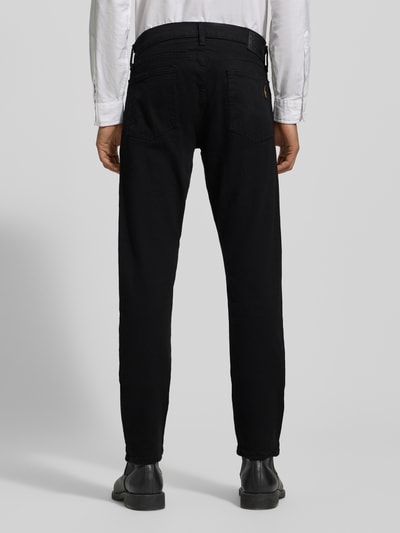 Männermodel trägt Slim Fit Jeans mit 5-Pocket-Design von Polo Ralph Lauren im Baumwoll-Elasthan-Mix, schwarze Farbe, Ganzkörperansicht Rückansicht