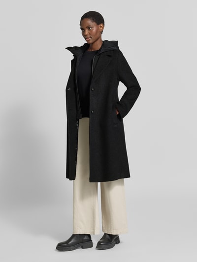 Frauenmodel trägt Mantel aus Schurwolle-Mix mit Kapuze von CINQUE, schwarz, seitliche Taschen, helle Hose, gerade Passform, Ganzkörperansicht von vorne. Kontext: Damen Mantel von CINQUE, Schurwolle-Mix mit Kaschmir-Anteil, Straight Fit, Kapuze, Reverskragen, Reißverschluss und Knopfleiste, seitliche Eingrifftaschen, Rückenlänge bei Größe 36: 109 cm, Schulterbreite bei Größe 36: 38 cm, Brustweite bei Größe 36: 50 cm, Ärmellänge bei Größe 36: 63 cm.