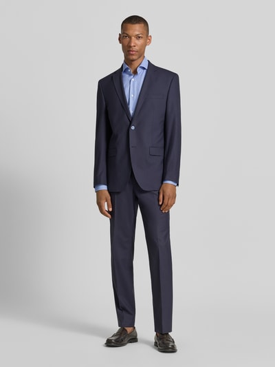 Männermodel trägt Slim Fit Businesshemd aus reiner Baumwolle Modell 'H-HANK-Sp-B1-C1-263' von BOSS, Herren Businesshemd, Ganzkörperansicht von vorne.