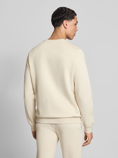 Männermodel trägt Regular Fit Sweatshirt mit Logo-Stitching von PUMA PERFORMANCE in Creme, Baumwoll-Mix, elastische Abschlüsse, Ganzkörperansicht Rückansicht