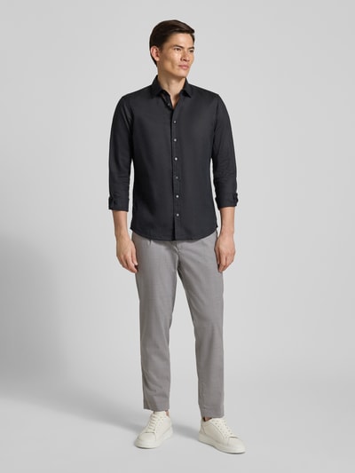 Männermodel trägt Loose Fit Hose mit Gesäßtaschen von bugatti in Grau, Woll-Baumwoll-Mix, elastischer Bund, Ganzkörperansicht von vorne.