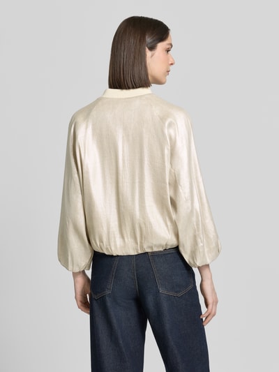 Frauenmodel trägt schimmernde Jacke mit Reißverschluss Modell 'Noema' von Someday, Regular-Fit, Stehkragen, Rückenansicht. Rückenlänge 48 cm, Schulterbreite 43 cm, Brustweite 64 cm, Ärmellänge 46 cm.