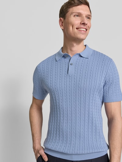 Männermodel trägt Slim Fit Poloshirt in Strick-Optik von Christian Berg Men, hellblau, reine Baumwolle, Nahaufnahme Oberkörper.
