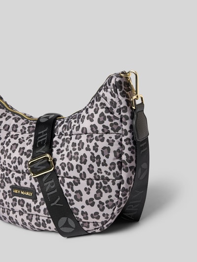 Produktfoto, Bauchtasche mit Reißverschluss Modell 'Lifetime Buddy' von Hey Marly im Allover-Leo-Print, Label-Patch, goldfarbener Zipper, schwarzer abnehmbarer Schulterriemen, neutrales Hintergrundgrau. Damen-Accessoire, Maße: 35x27x102 cm, Wildleder-Optik, strukturierte Oberfläche