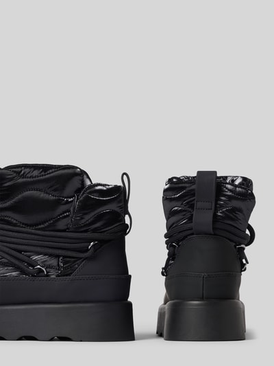 Produktfoto, schwarze Boots mit Label-Patch von Blauer USA, glänzendes Design, Plateausohle, strukturierte Textur, Rückansicht, KI-modifiziertes Bild.