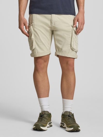 Męski model nosi Shorts mit Cargotaschen Modell 'CREW SHORT' od Alpha Industries, beżowy, bawełniano-elastanowy mix, krój regular fit, Szerokość w rozmiarze 32: 44 cm, długość wewnętrzna nogawki w rozmiarze 32: 22 cm, widok całej sylwetki z przodu.