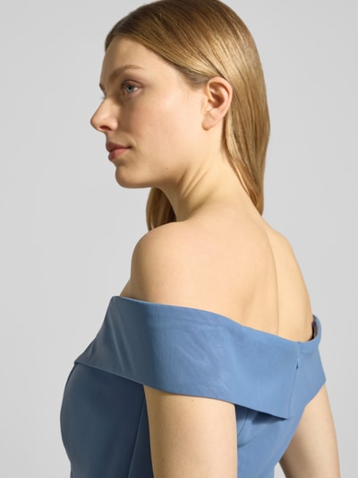 Frauenmodel trägt Abendkleid im Off-Shoulder-Look von TROYDEN COLLECTION in Blau, glatte Textur, Nahaufnahme Oberkörper. Rückenlänge 146 cm, Brustweite 34 cm, A-Linie, Maxikleid, rückseitiger Reißverschluss.
