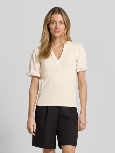Frauenmodel trägt Damen T-Shirt mit Ballonärmeln Modell 'Jada' von MOS MOSH, Baumwoll-Mix mit Stretch-Anteil, V-Ausschnitt, Feinripp, Körpernaher-Schnitt, Rückenlänge 60 cm, Ganzkörperansicht von vorne.