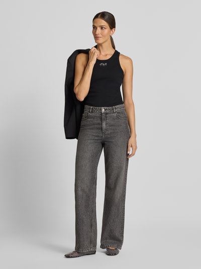 Vrouwenmodel draagt zwart Slim Fit top van katoenmix Model 'Costina' van Liu Jo White, gestikt logo, ruglengte maat S 61 cm, Ganzkörperansicht von vorne