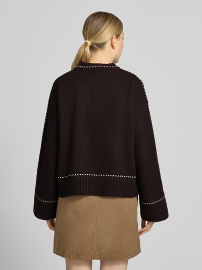 Vrouwenmodel draagt gebreide pullover met contrastnaden Model 'Roeme' van Neo Noir, katoenmix met stretch, relaxed fit, ruglengte maat 36: 57 cm, mouwlengte 53 cm, ronde hals, dames, bruin met lichte stiksels, geheelachteraanzicht
