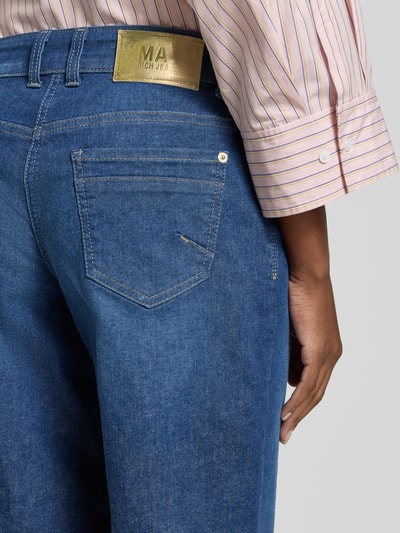 Frauenmodel trägt Jeansshorts mit Fransen Modell 'Rich' von MAC, Baumwoll-Elasthan-Mix, Relaxed-Fit, Eingrifftaschen, Detailaufnahme Rückansicht.