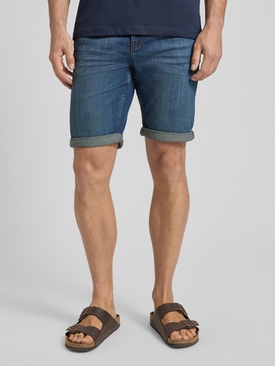 Männermodel trägt Regular Fit Jeans Bermudas aus Baumwoll-Mix von Tom Tailor in Denim-Optik, 5-Pocket-Design, Label-Patch, Ganzkörperansicht von vorne.