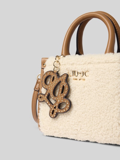 Produktfoto, Tote Bag mit Teddyfellbesatz Modell 'Ridhi' von Liu Jo White in Beige und Braun, Logo-Detail, goldener Anhänger, strukturierte Oberfläche