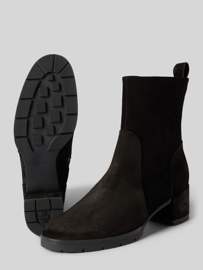Produktfoto, Stiefeletten aus echtem Leder von Högl, schwarze Farbe, abgerundete Passform, Blockabsatz, leicht profilierte Sohle, Größe 40, 5 cm Absatzhöhe, 7 cm Schafthöhe, 13 cm Schaftweite, glatte und matte Textur
