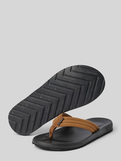 Produktfoto, Flip Flops mit Label-Applikation von Tommy Hilfiger in Braun und Schwarz, flache, profilierte Sohle, unifarben, abgerundete Schuhspitze