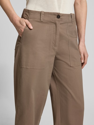 Frauenmodel trägt Barrel Fit Hose aus Baumwoll-Mix von Marc O'Polo, Optik: Unifarben, Passform, Gürtelschlaufen, Twill, Nahaufnahme Oberkörper.