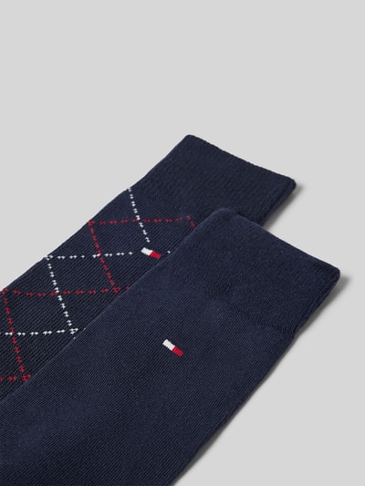 Produktfoto, Socken aus Baumwoll-Mix von Tommy Hilfiger in Dunkelblau mit rotem, weißem und blauem Rautenmuster, Herren Socken von Tommy Hilfiger
