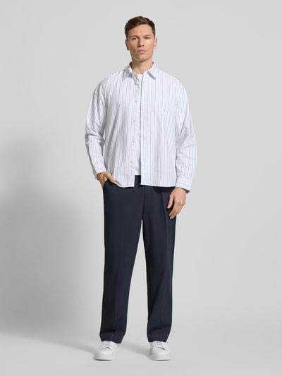 Männermodel trägt Relaxed Fit Freizeithemd aus reiner Baumwolle Modell 'OXFORD SHIRT' von Selected Homme, Optik:Allover-Muster, Ganzkörperansicht von vorne.