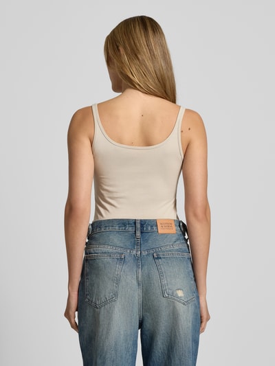 Frauenmodel trägt Tanktop Steppnähten Modell 'DAILY' von Opus aus Baumwollmischung mit Elasthan-Anteil, unifarben, Ganzkörperansicht Rückansicht.
