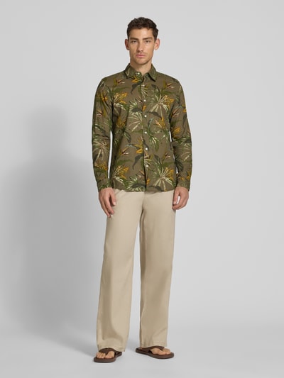 Männermodel trägt Regular Fit Freizeithemd aus Leinen-Baumwoll-Mix mit Kentkragen von MCNEAL im Allover-Look, Ganzkörperansicht von vorne. Rückenlänge bei Größe M: 76 cm, Schulterbreite: 47 cm, Ärmellänge: 66 cm.