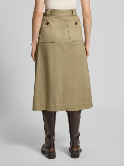 Frauenmodel trägt Faltenrock mit Gürtel Modell 'Koda Billie' von MOS MOSH in Beige, A-Linie, Midirock, glatte Oberfläche, Ganzkörperansicht Rückansicht.