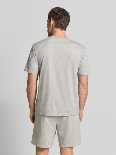 Męski model nosi Regular Fit T-Shirt mit Logo-Print od GAP z bawełny, szary kolor, okrągły dekolt, krój regular fit, widok z tyłu