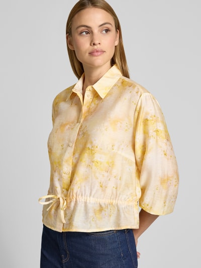 Frauenmodel trägt Regular Fit Bluse aus Lyocell-Mix mit 3/4-Arm von Jake*s Collection im Allover-Look, Hemdblusenkragen, Schnürung, Ganzkörperansicht von vorne.