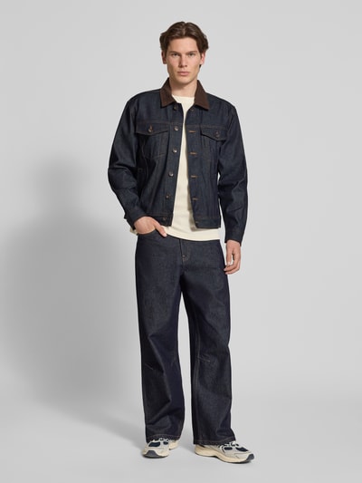 Männermodel trägt Jeansjacke mit Brusttaschen Modell 'BILLY' von Redefined Rebel aus Reine Baumwolle, Regular-Fit, Ganzkörperansicht von vorne. Rückenlänge 64 cm, Schulterbreite 48 cm, Brustweite 55 cm, Ärmellänge 63 cm.