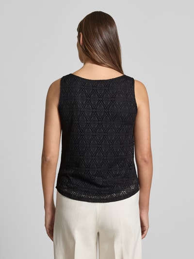 Frauenmodel trägt Regular Fit Tank Top Modell 'MAYA' von Vero Moda in Schwarz mit Spitzenstruktur, unifarben, breite Träger, Rückansicht.