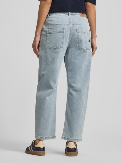 Frauenmodel trägt Barrel Fit Jeans mit aufgesetzten Taschen von Buena Vista aus Baumwoll-Elasthan-Mix, hellblaue Jeans-Optik, Ziernähte, Ganzkörperansicht Rückansicht.