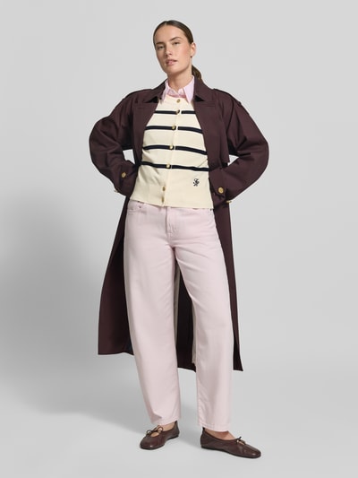 Frauenmodel trägt Regular Fit Strickjacke aus reiner Baumwolle von Tommy Hilfiger, Optik:Allover-Muster, Gestreift, Feinstrick, Logo-Stitching, Rundhals, Langarm, Knopfleiste, Rumpfabschluss und Ärmelabschluss Gerippt, Ganzkörperansicht von vorne.