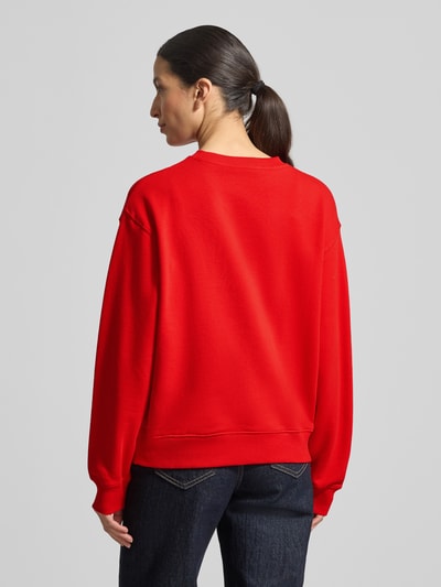 Frauenmodel trägt Regular Fit Sweatshirt aus Baumwoll-Mix von Tommy Hilfiger in Rot, unifarben, mit Rundhalsausschnitt, Rückansicht Ganzkörperansicht.