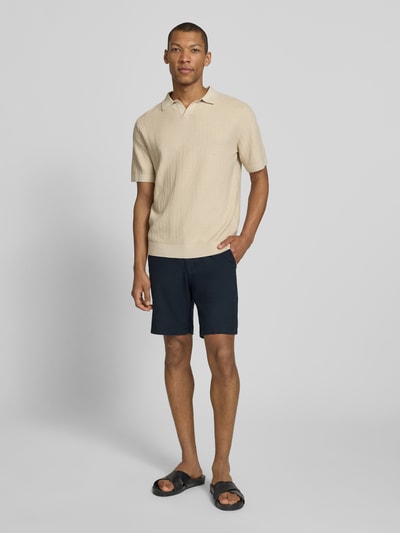 Männermodel trägt Regular Fit Chinoshorts aus Baumwoll-Leinen-Mix Modell 'BRODY' von SELECTED HOMME, unifarben, Ganzkörperansicht von vorne.