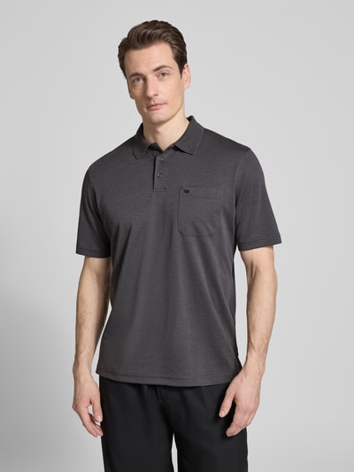 Männermodel trägt Regular Fit Poloshirt mit Brusttasche von Christian Berg Men, dunkelgrau, Baumwoll-Mix, Polokragen, Knopfleiste, Ganzkörperansicht von vorne